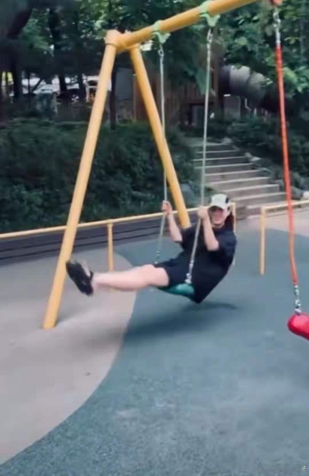 孙艺珍一家三口在公园玩太吸睛！她穿的像少女，玄彬拍照儿子陪她​​​