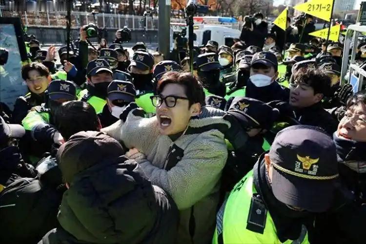 韩国首尔爆发激烈冲突！一名法国女子当众叫嚣“全世界都讨厌中国人”，旁边一名中国女