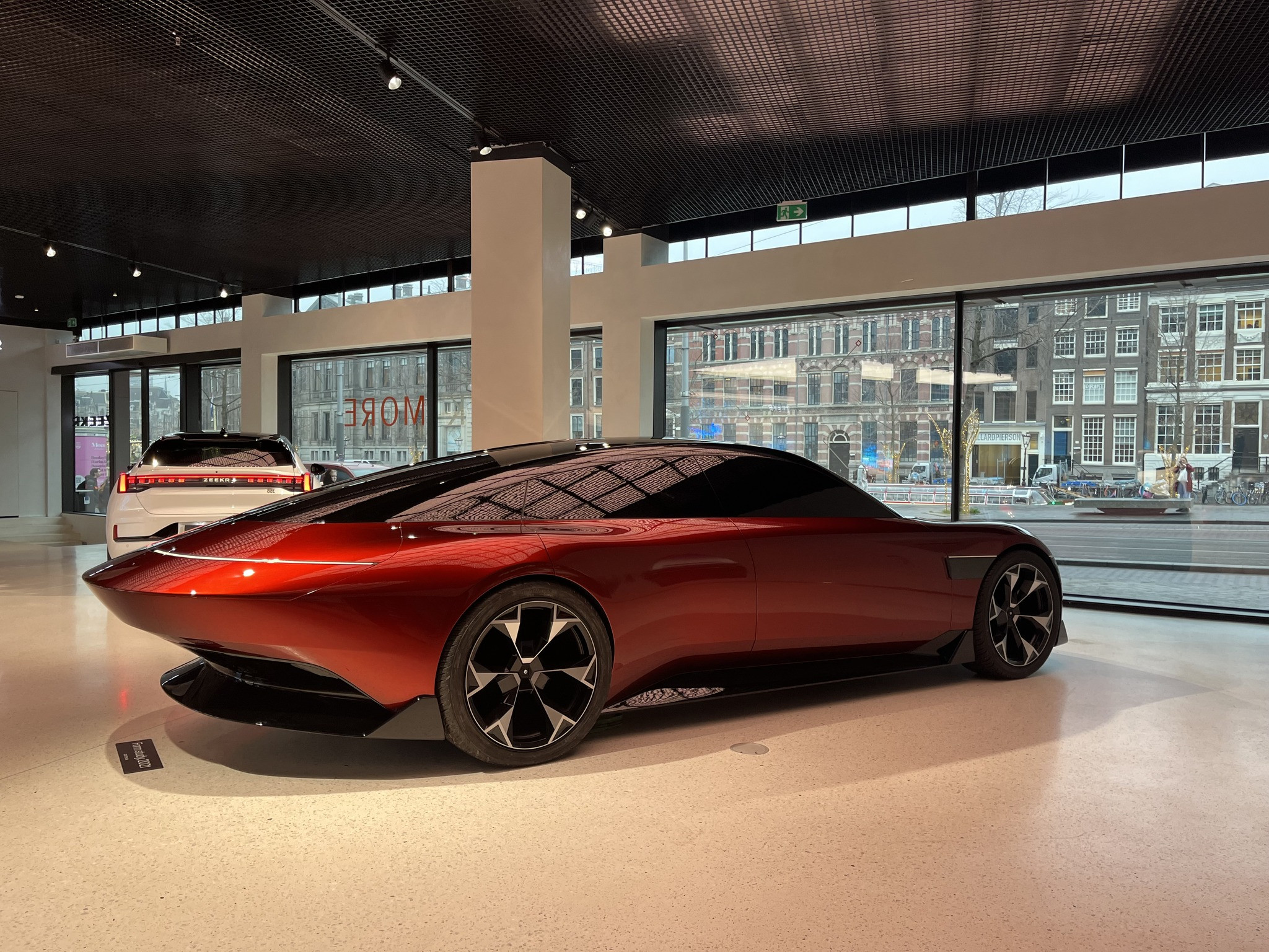阿姆斯特丹极氪中心展出的早期概念油泥模型，制作于2021年。在当时的规划中，这