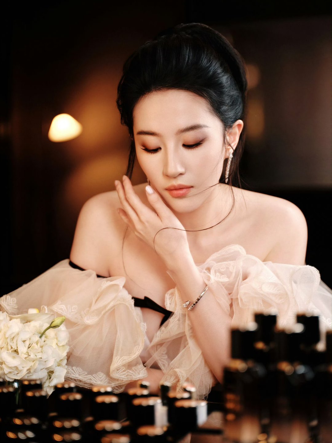 刘亦菲水蜜桃公主从清冷到甜美的风格转换，诠释了高级审美可以拥有多种模样，松弛舒