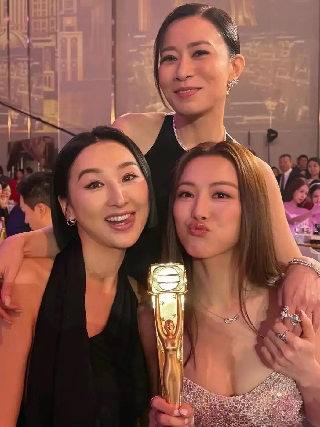 新闻女王》三大女神佘诗曼、高海宁、王敏奕亲密同框，从戏里默契到戏外真情，四封视后