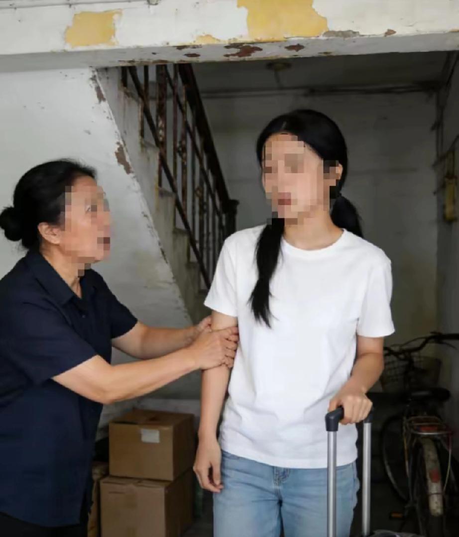 有位姑娘退租时，房东里里外外检查了房间整整五天。就在她拖着行李箱准备下楼时，房东