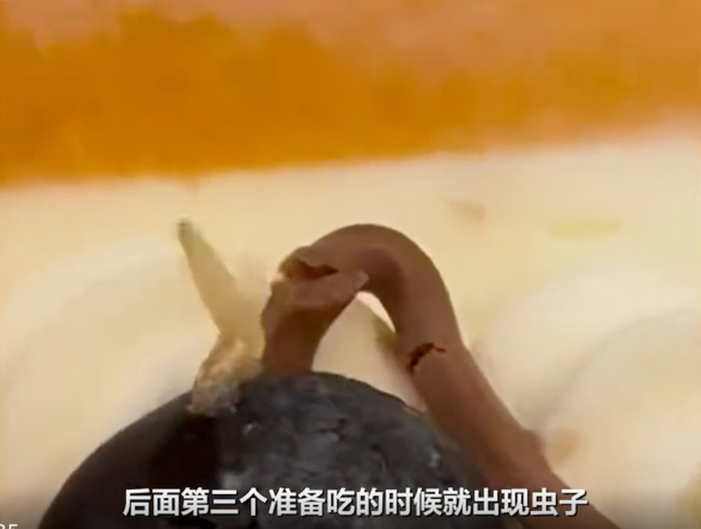 消费者称山姆蛋糕中发现蛆虫, 沃尔玛中国回应: 生产及冷链运输环节出现可能性极低