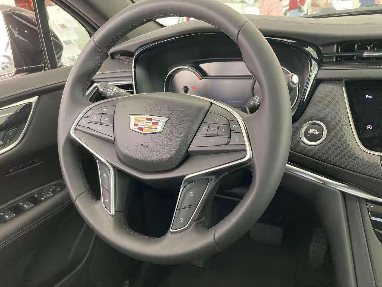 公司财务老王那台老凯迪拉克XT5，成了我们办公室一景。几个开新能源车的年轻同