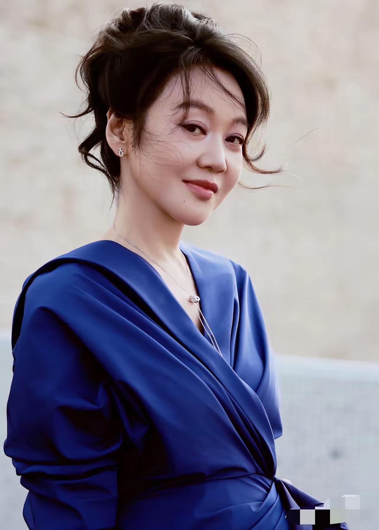 大家有没有觉得，闫妮太不对劲了。明明她都55岁了，女儿都28岁了，居然越活越