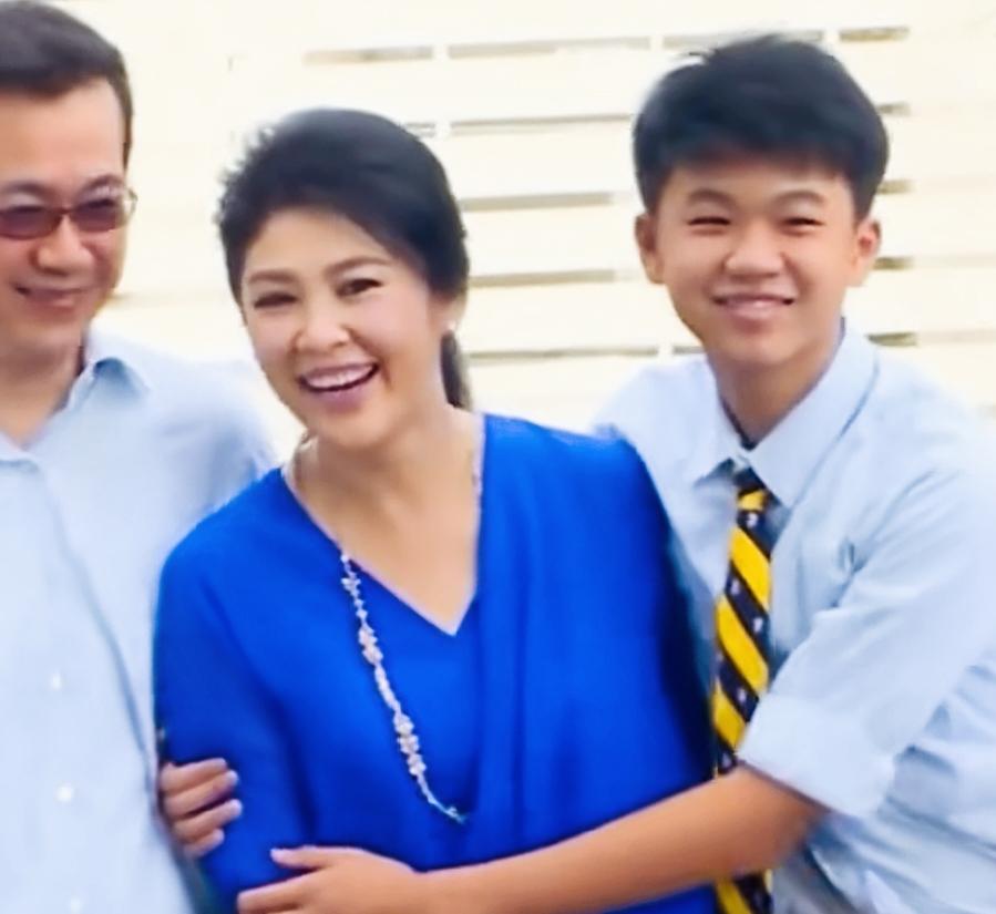 英拉一家温馨幸福的时刻啊！一家三口看上去非常的甜蜜温馨啊！一家三口脸上的笑容