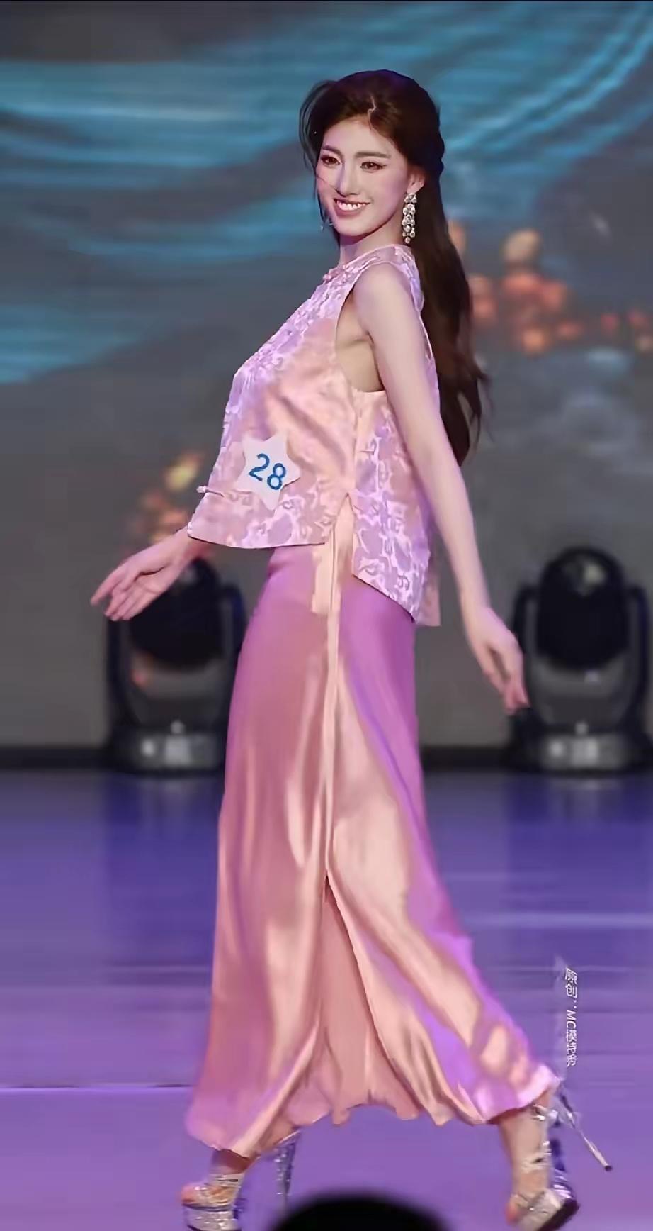 2025地球小姐澳门赛区决赛那晚，镜头扫到28号陈思蓓转身的瞬间，全场掌声差点掀