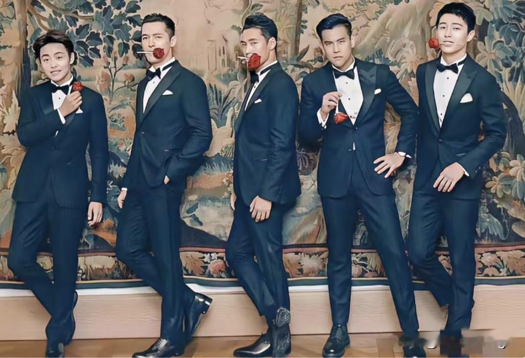 这张胡歌、袁弘和其他几位男星站在一起的照片，就像是一场轻松搞笑的小聚会。五个