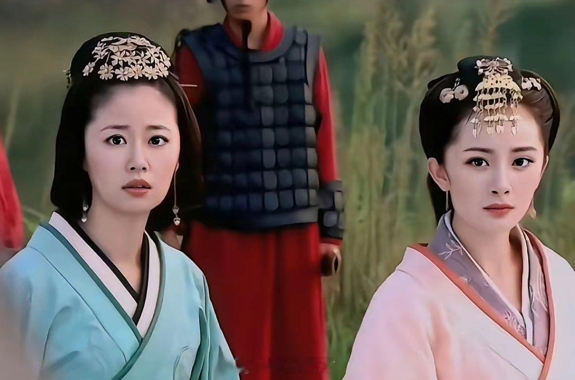 以前的电视剧，女主女二不会掀桌的，现在的都得给人家大女主让妆。