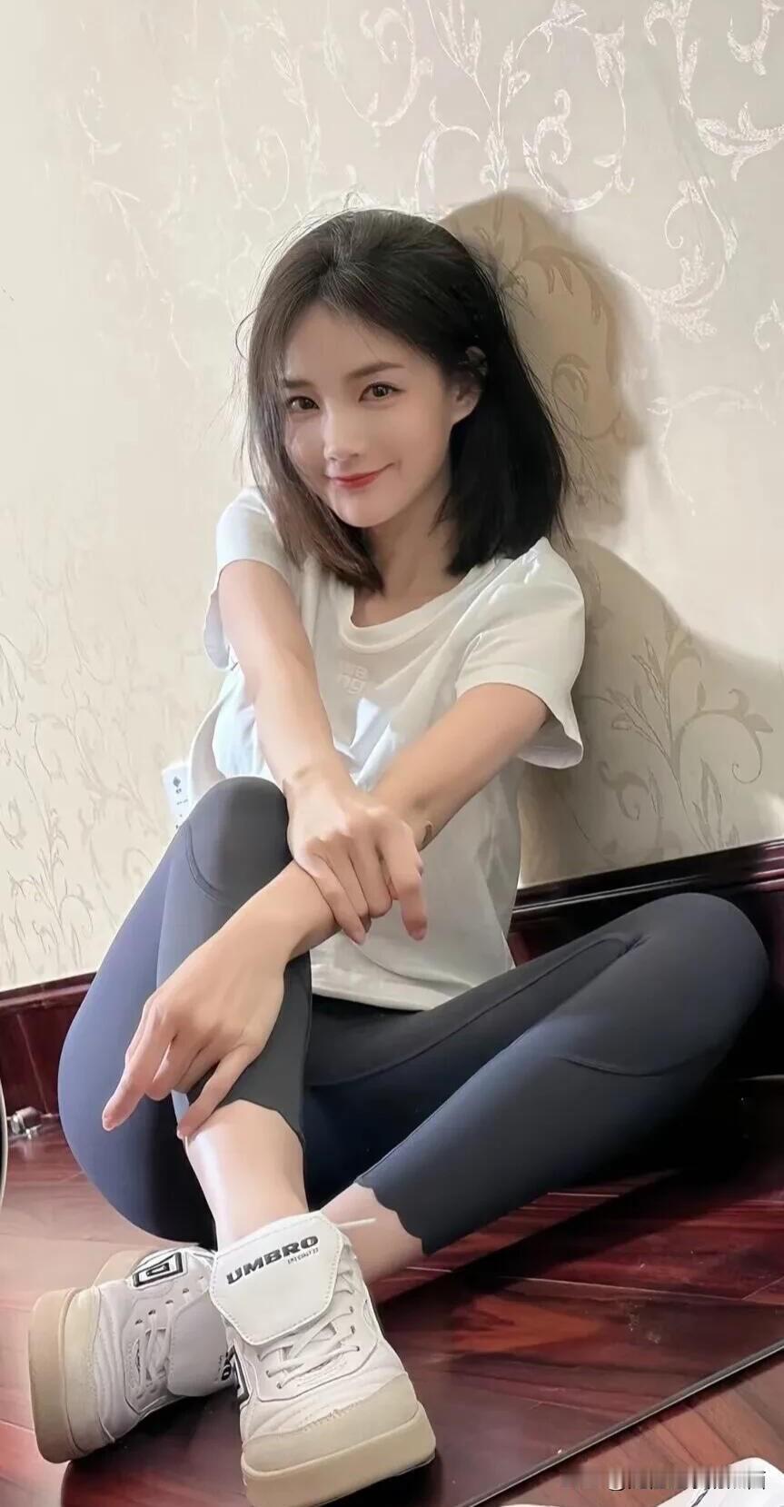 90后的演员李一桐、李沁、张天爱，就数李一桐最漂亮，她脸最小，太亮眼啦。单看不算
