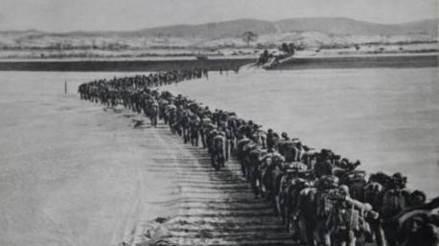 1964年，毛主席去看望抗美援朝中奇袭白虎团的英雄排长，发现对方还只是副连长，甚