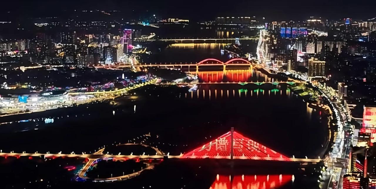 南充嘉陵江夜景灯光秀，有人说全国唯一可媲美的只有武汉南充市虽然