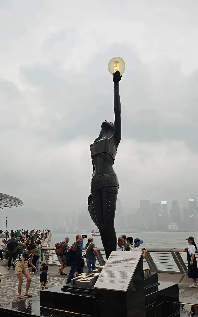 针对香港的大道！著名的学者提议把何君：将香港皇后大道改名，并把自由女神雕像撤掉更
