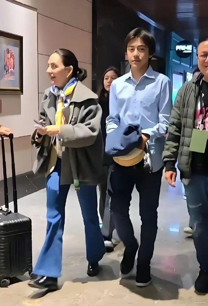 刘烨儿子刘诺一完美遗传父母优点，身高出众超妈妈，长相帅气赛爸爸，自带书香气，宛如