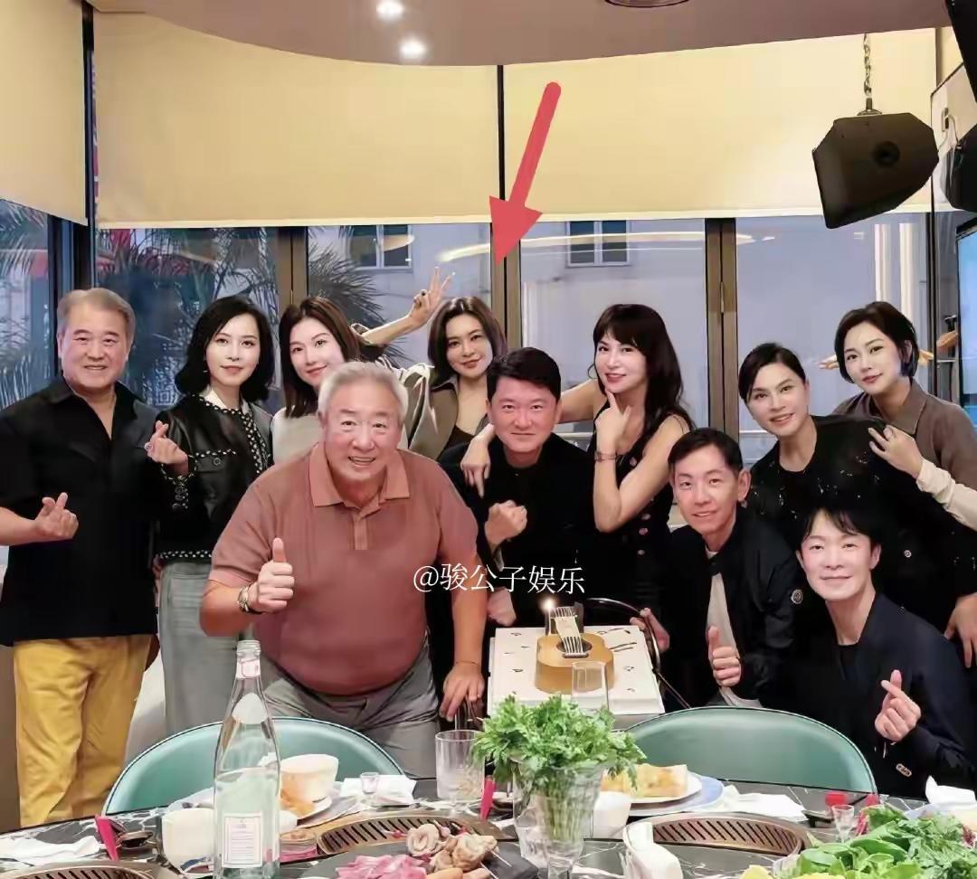 关之琳这状态也太好了！近日关之琳为好友庆生，她当天打扮极为休闲，但难掩贵妇范