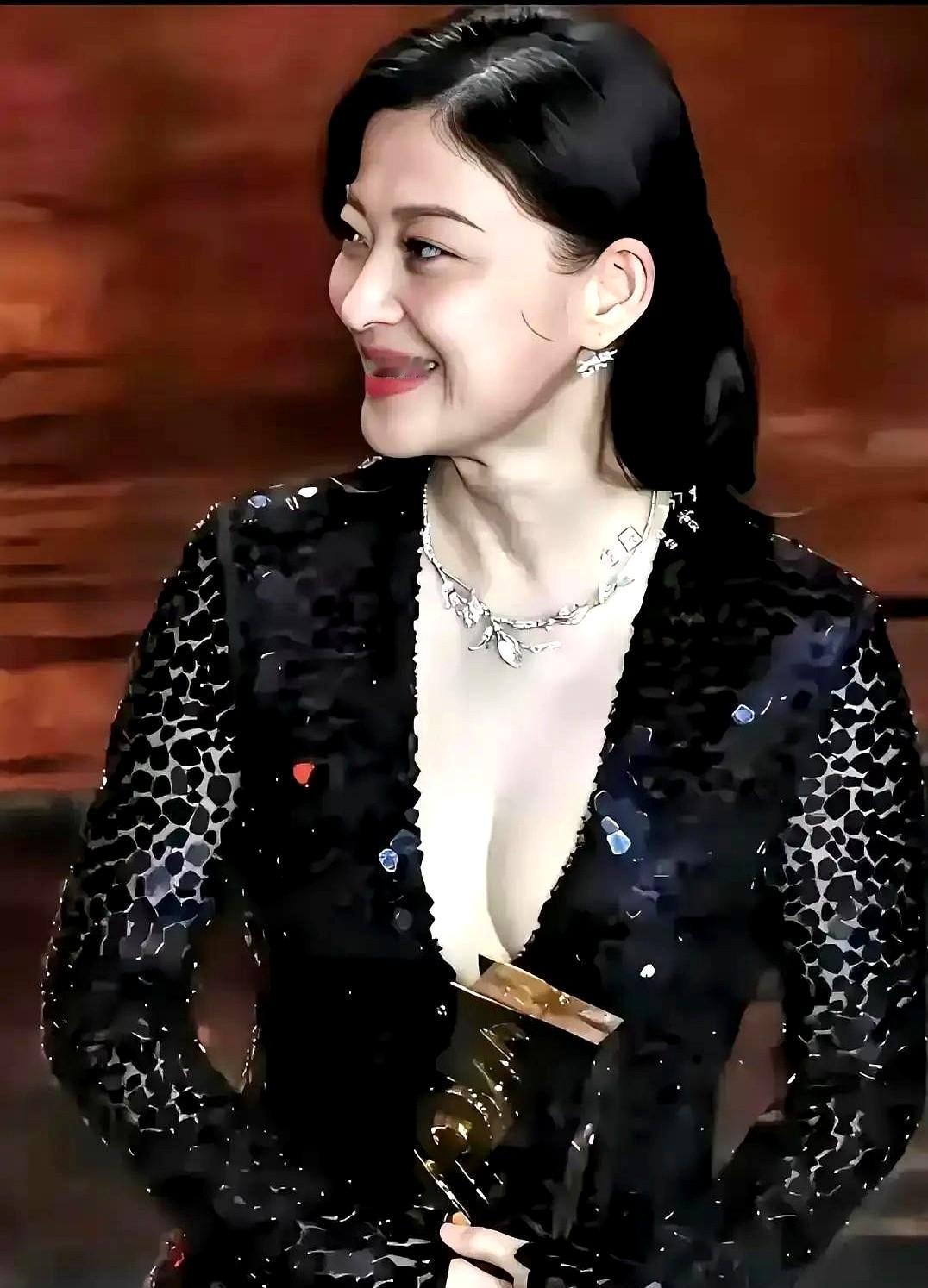 梅婷这脸，是真敢啊！黑眼圈、细纹全没遮，结果全网都在夸。最近活动上，高清镜头