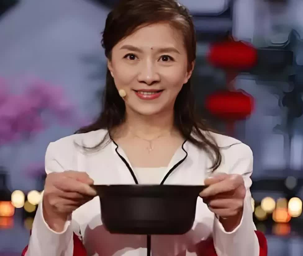 迟蓬这反差太强了，戏里朴实婆婆，戏外时尚达人，演技真绝了。看迟蓬的作品
