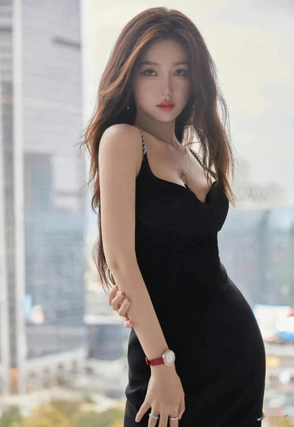 虞书欣身着黑色吊带长裙，尽显身材曲线，演绎都市女性优雅魅力！虞美欣