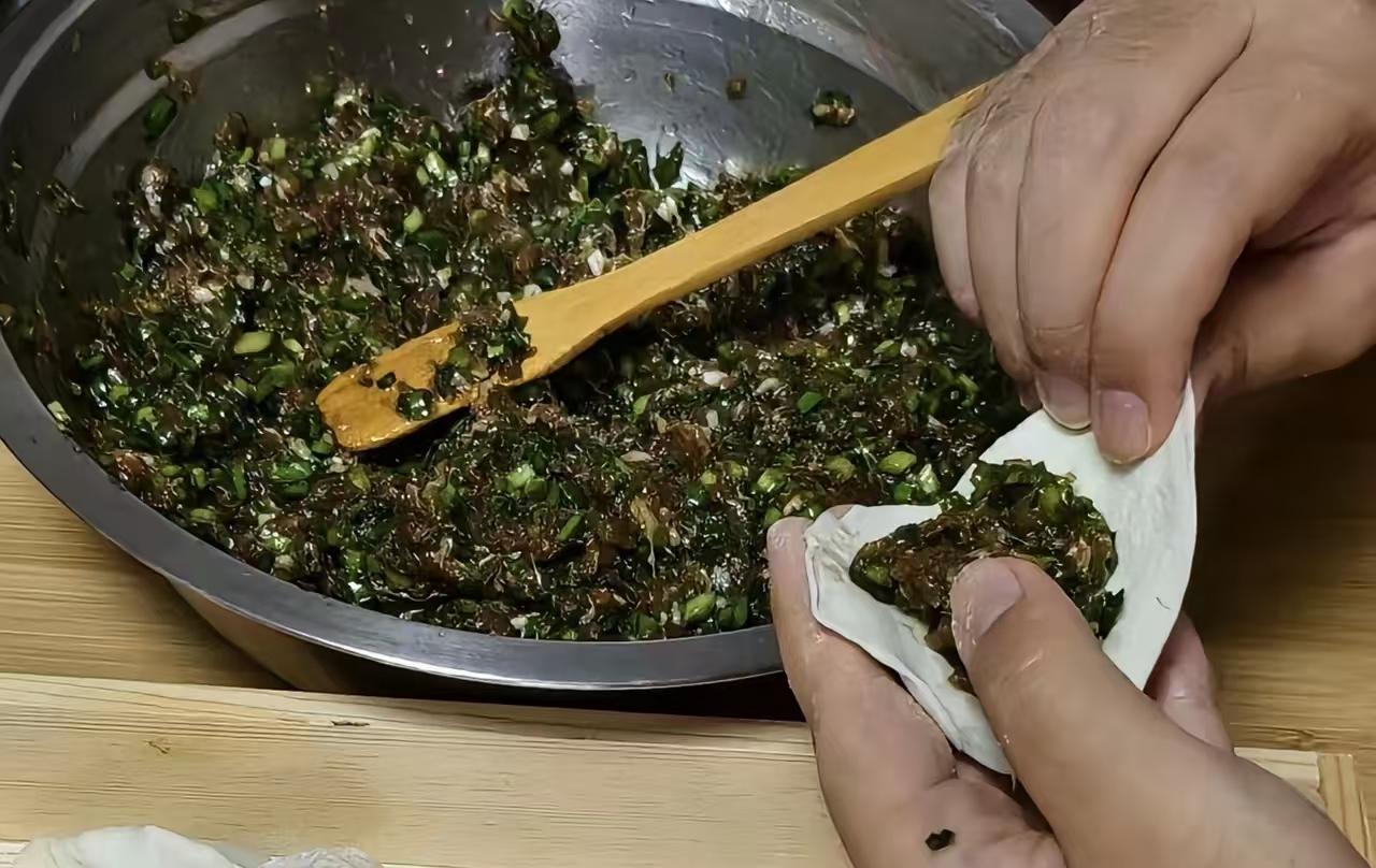 我今年五十八，老伴儿六十二。闺女在家待了四年，儿媳妇去年也搬回来住了。不算大房子