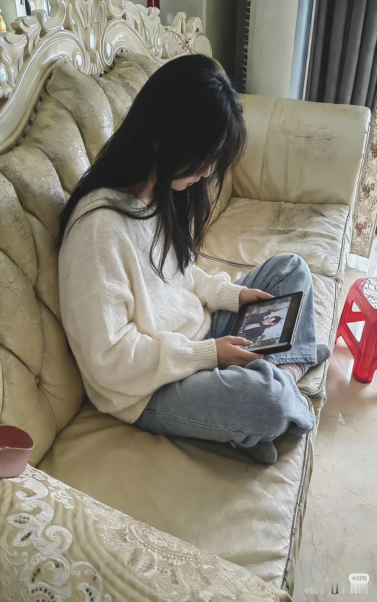 说起来就上火。闺女今年28了，正经本科毕业的。当年供她上大学，我跟她爸勒紧裤