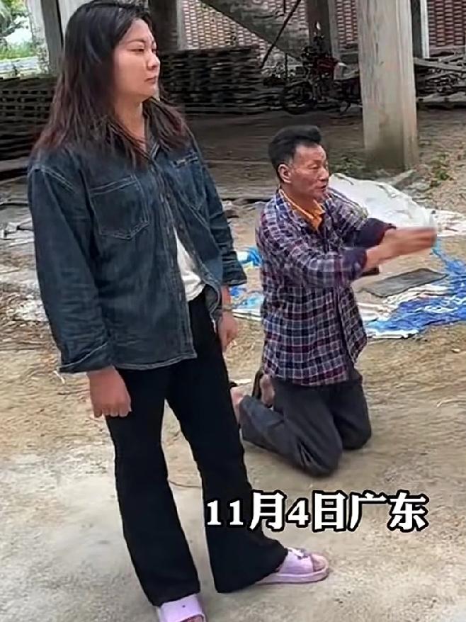 父亲下跪焚香拜叩，从此断绝父女关系，女儿一旁若无其事的样子已接受了父亲的决定。父