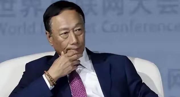 富士康崩得太突然！郭台铭绝对没料到，以前大陆工厂灯火通明的代工巨头，如今像破气球