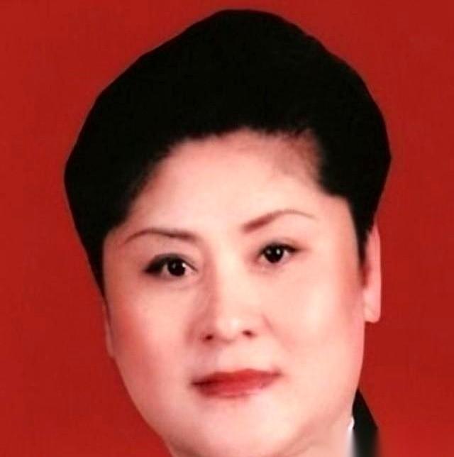 28个孩子。一个教室。一包随时会响的炸药。我光是打出这行字，手心都冒汗。她是