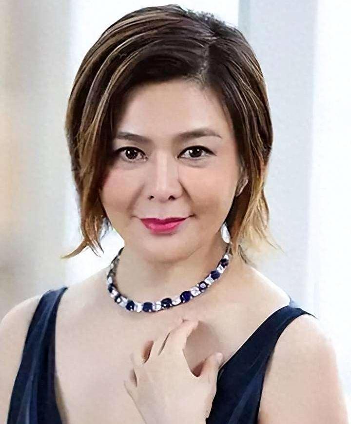 近日，62岁的关之琳近照曝光。有网友在韩国首尔某商场购物时偶遇了来旅游的关之琳。