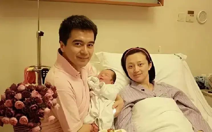 许亚军当年跟张稀分开才两年，就娶了“古典美人”何晴，金童玉女刷屏，谁不羡慕。可