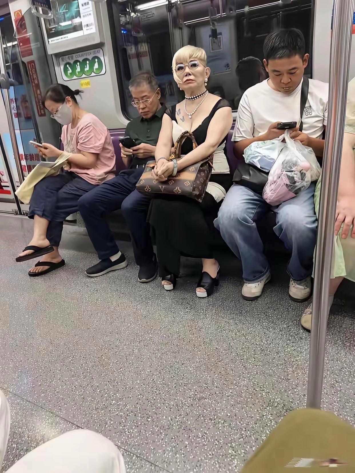地铁上的一位阿姨