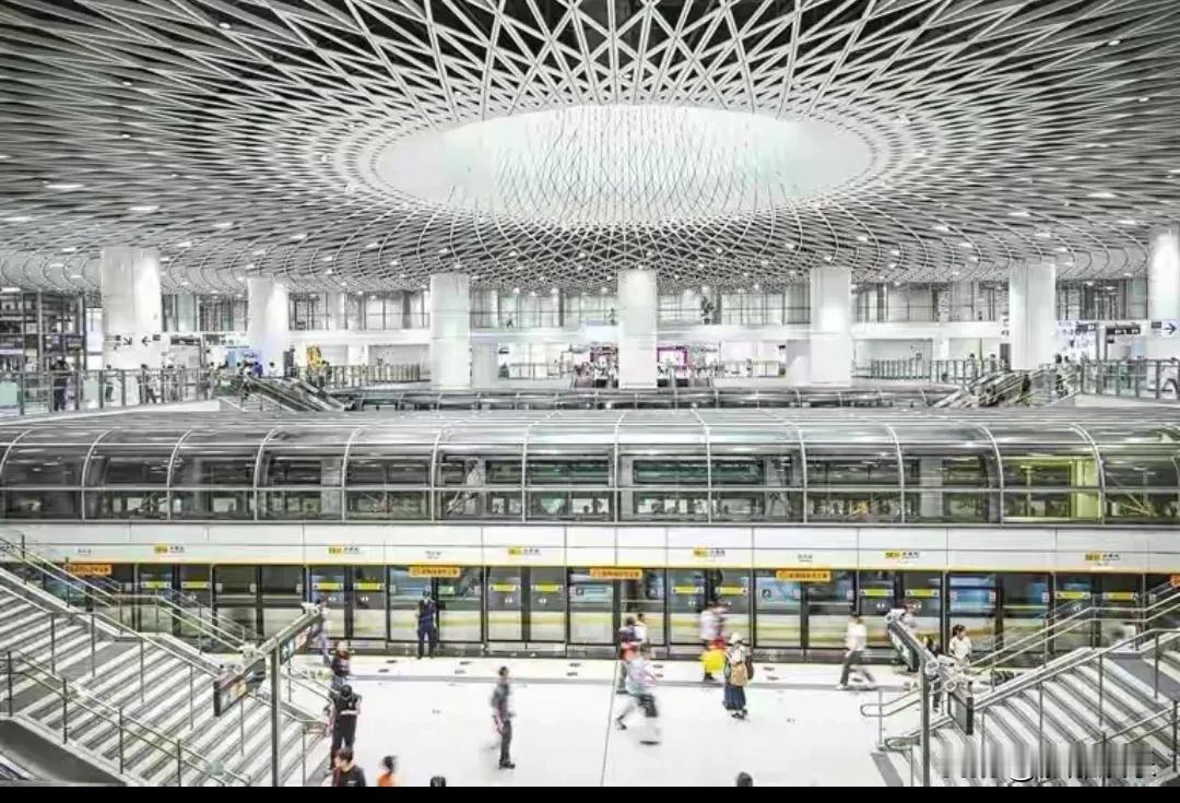 老谋子这次真会挑地方，《惊蛰无声》简直是在深圳拍了部“城市宣传片”。电影里90%