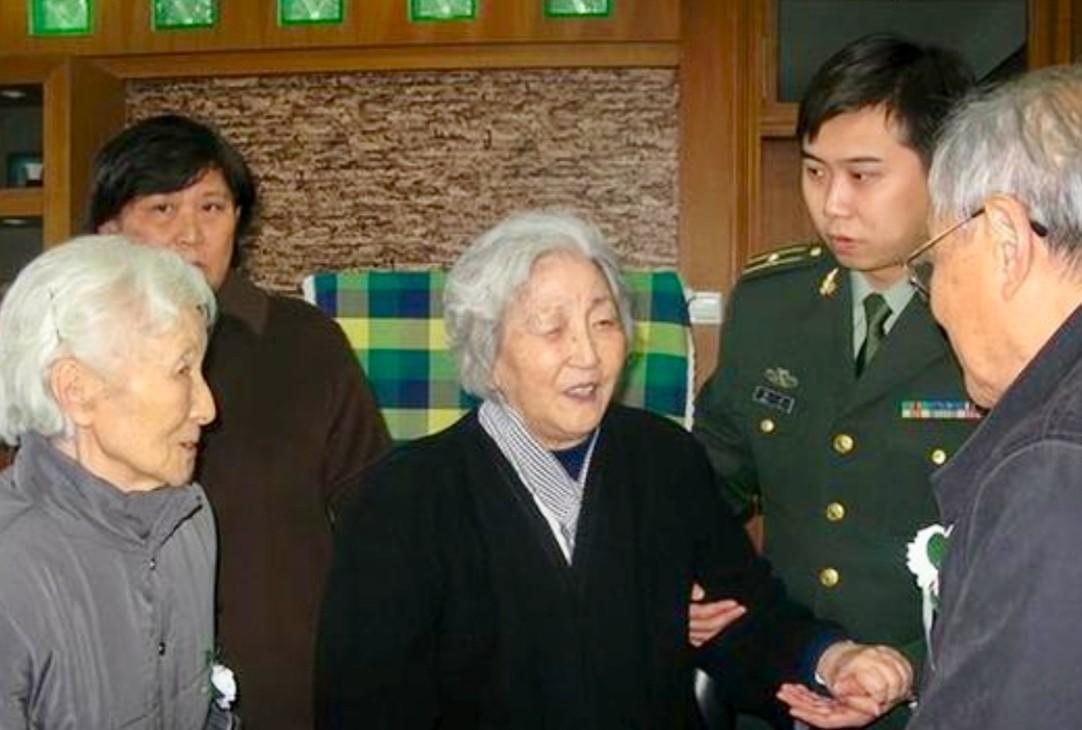 这是钱学森同志追悼会上，蒋英被孙子钱磊小心搀扶着的照片。 很多人记住这张照片