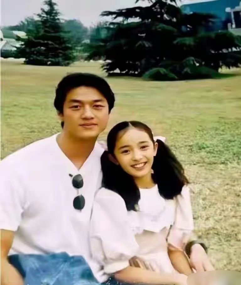 1997年，李亚鹏与11岁的杨幂，杨幂已出落的亭亭玉立！