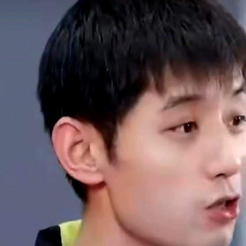 张继科最近点评樊振东，说他打球就俩招——拧和搓，还强调球要越打越简单才致命。这话