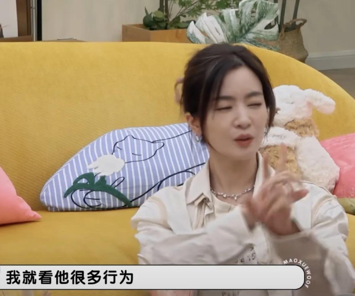 李晟坦言老公李佳航的脸对自己是加分项，说：“我就看他很多行为，在我这都减分，都不