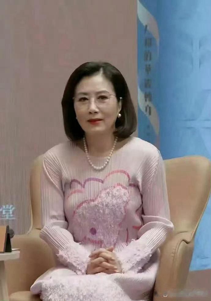 谁能相信汪明荃将近八十岁！状态紧致气质绝佳，面容神采明媚，看着宛若四十岁模样，保