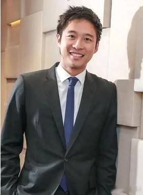 一次，主持人问霍启山：“你至今未婚，找老婆是有什么条件吗？”霍启山直言：“就三个