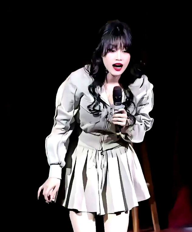 脱口秀女演员之前在台上演过段子：