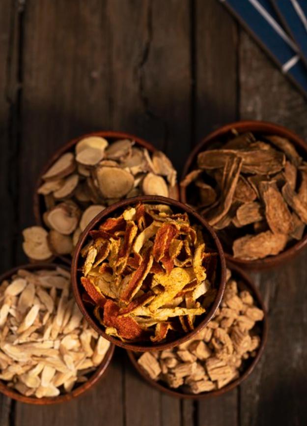 黄精，才是中年人真正的秘密武器！大家好，我是陈大夫！人到中年，熬夜伤阴、劳累