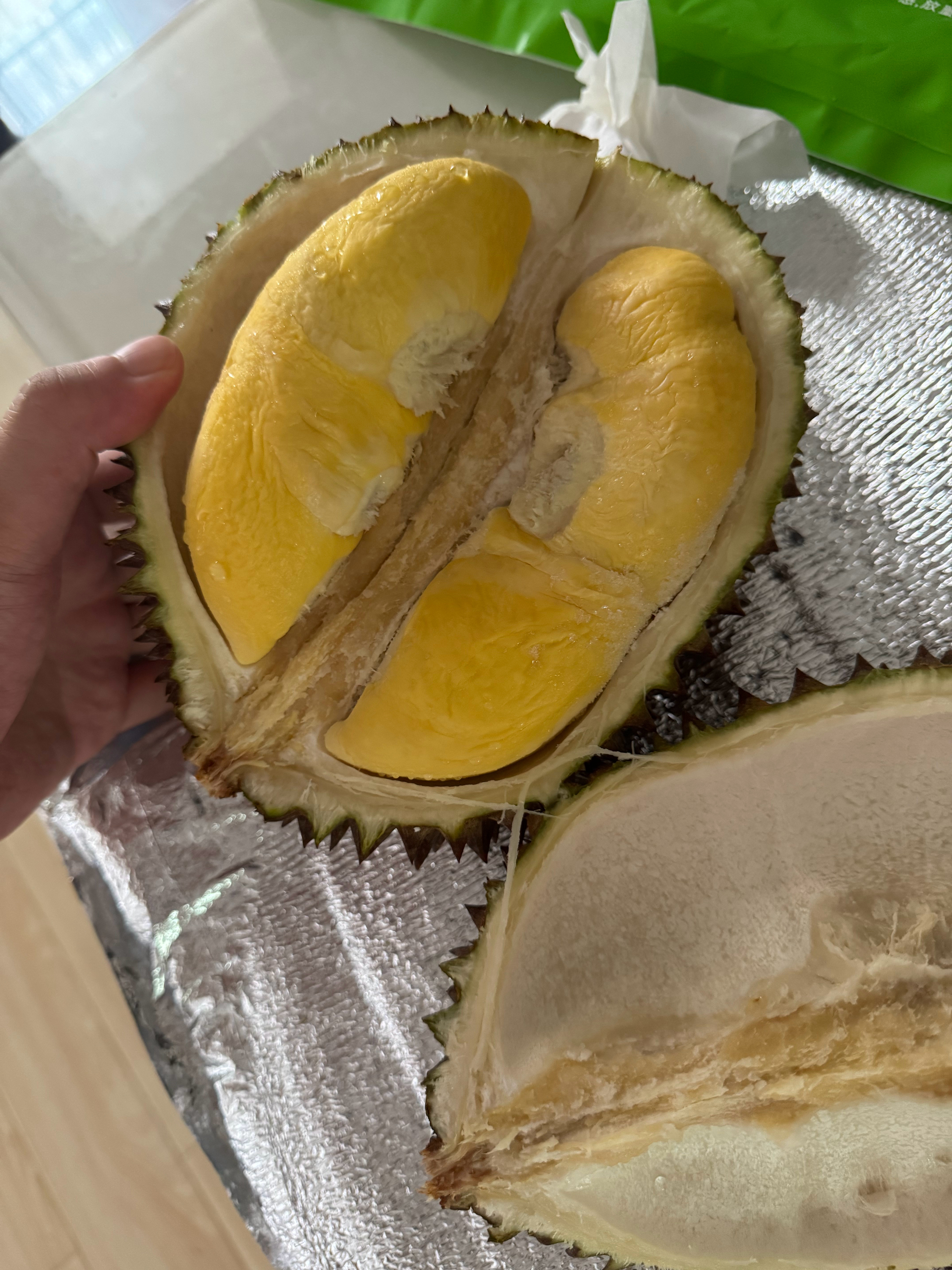 昨晚老妈说想买个榴莲吃，说好久没尝了，我一想自己也好久没吃了，干脆直接买个猫山王