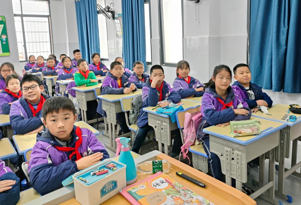 学霸从小都有什么特征？1、会玩，玩得比谁都厉害，不管什么，学得很快，就算是打