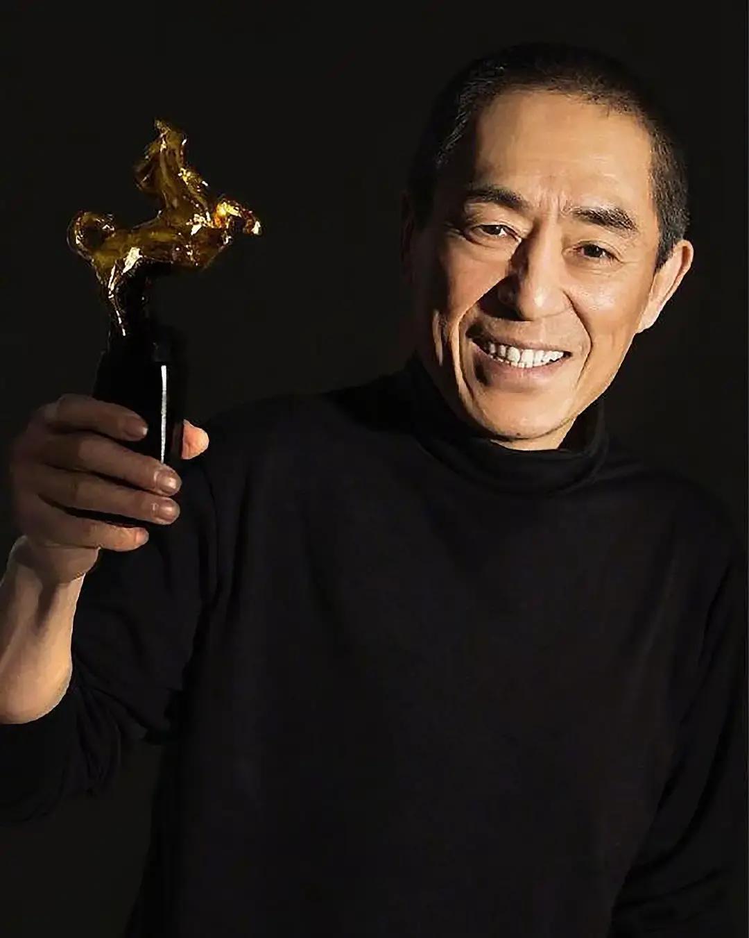 张艺谋在临潼给二弟买了套电梯房，钥匙递过去，弟弟把合同原样推回：你拍你的电影，我修我的车，两不耽误。