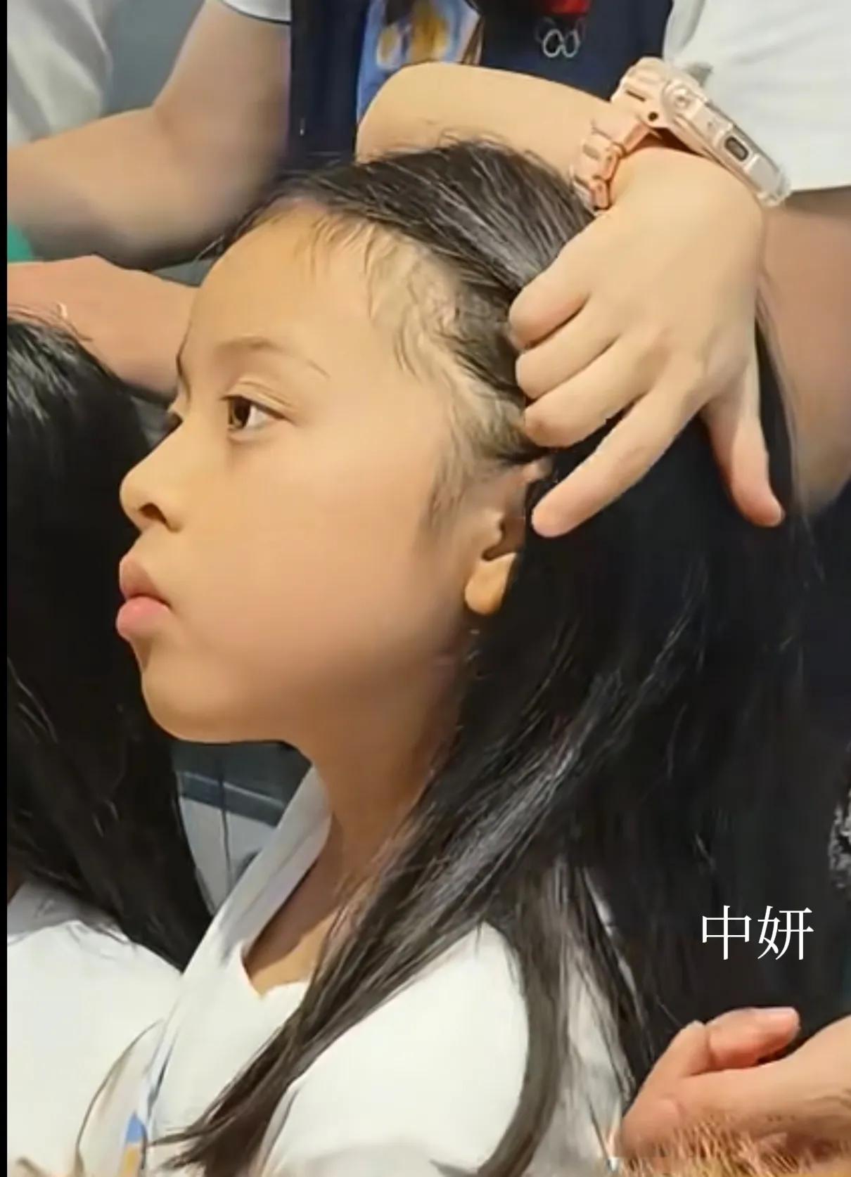 不得不服。郭晶晶和霍启刚的两个女儿专挑家族的优点长了。大女儿霍中妍2017年