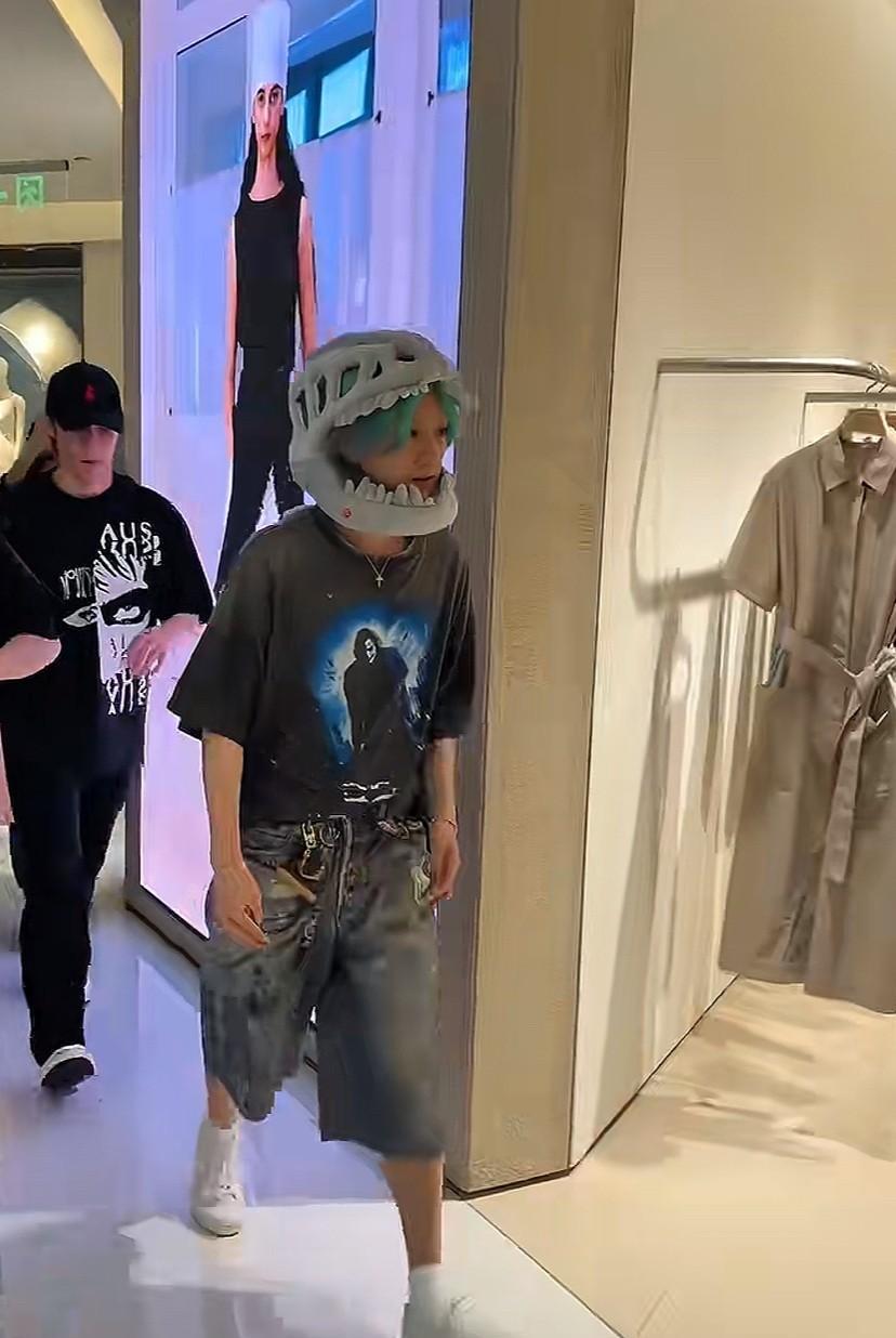 鹿晗来郑州大卫城了！他身后的粉丝真的太多了，女粉丝口中喊着鹿晗好帅，永远支持你，