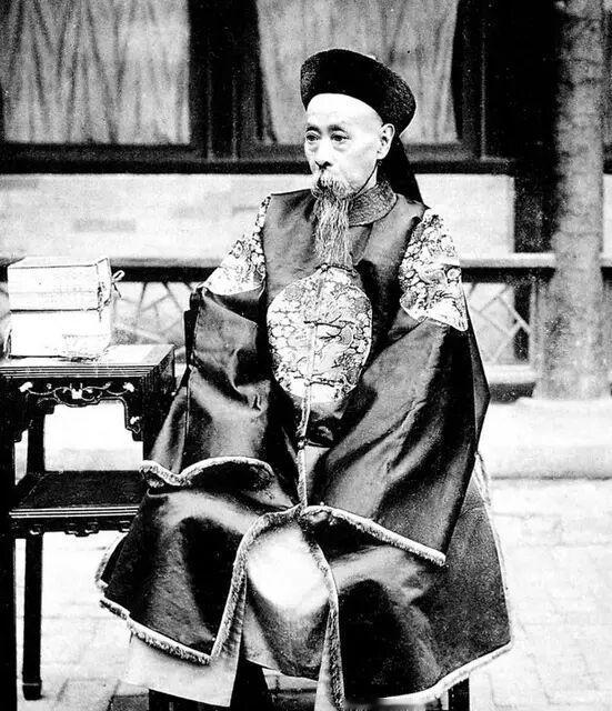 庆亲王奕劻是晚清巨贪，1904年御史弹劾其将120万两赃银秘密存入东交民巷