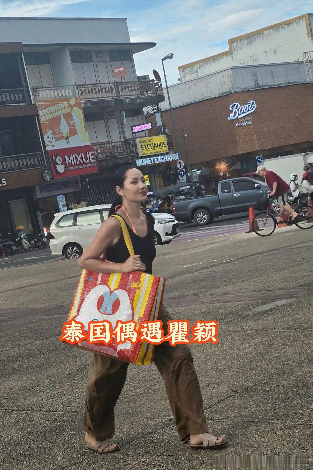 瞿颖拿个袋子就出门了街头偶遇瞿颖出门闲逛，简简单单提着布艺购物袋，超模气场不刻意