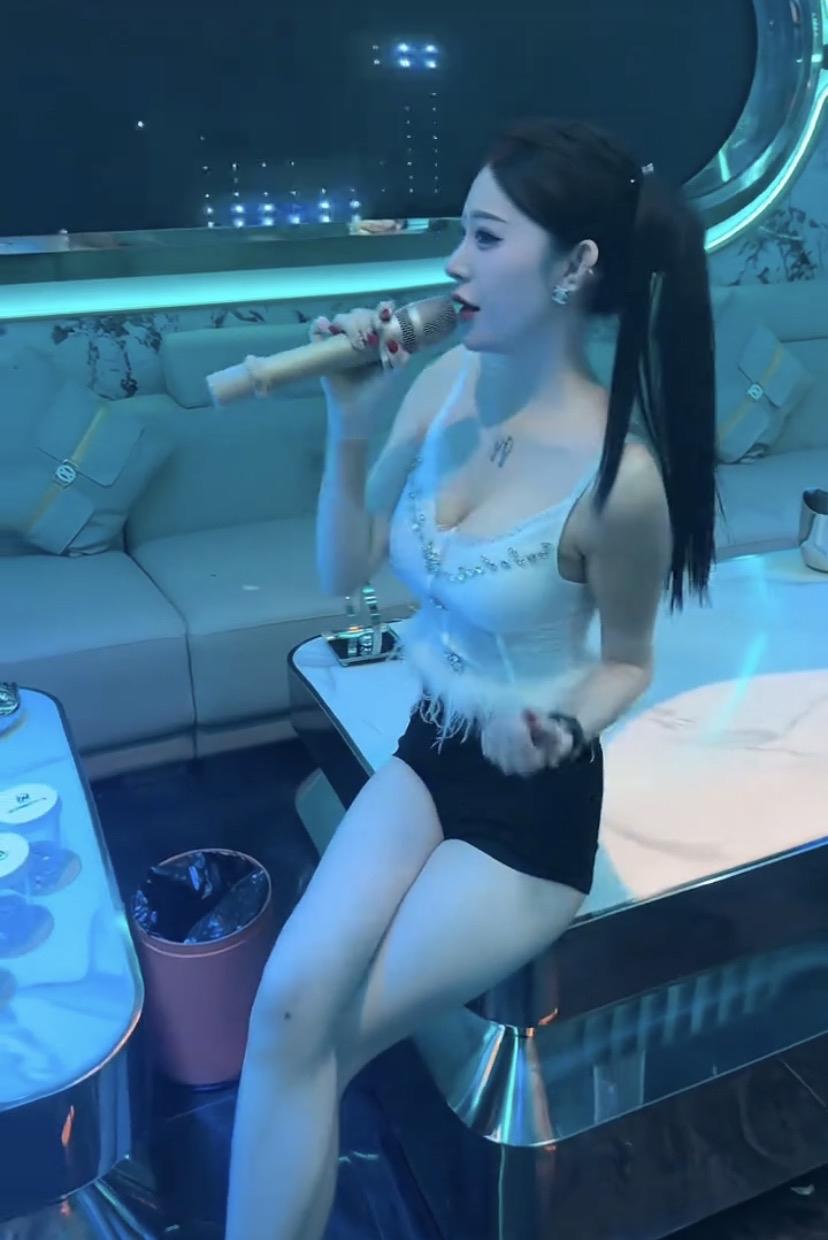 KTV里三种人：麦霸－－唱歌的摇骰子喝酒的还有（我这种）为唱歌人鼓掌的……