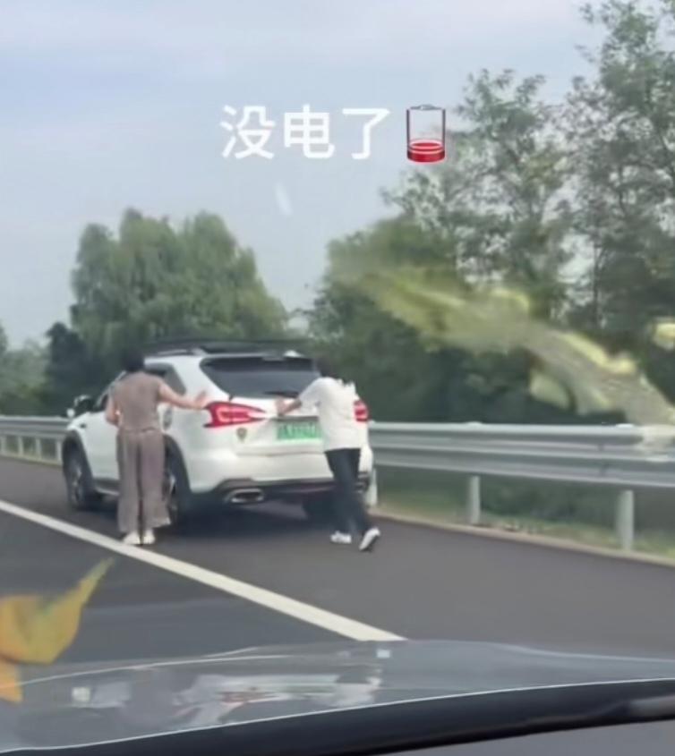 国庆节长假，许多电车车主为充电真是尴尬了，如果跑个一两百公里的短途还好，充满电上