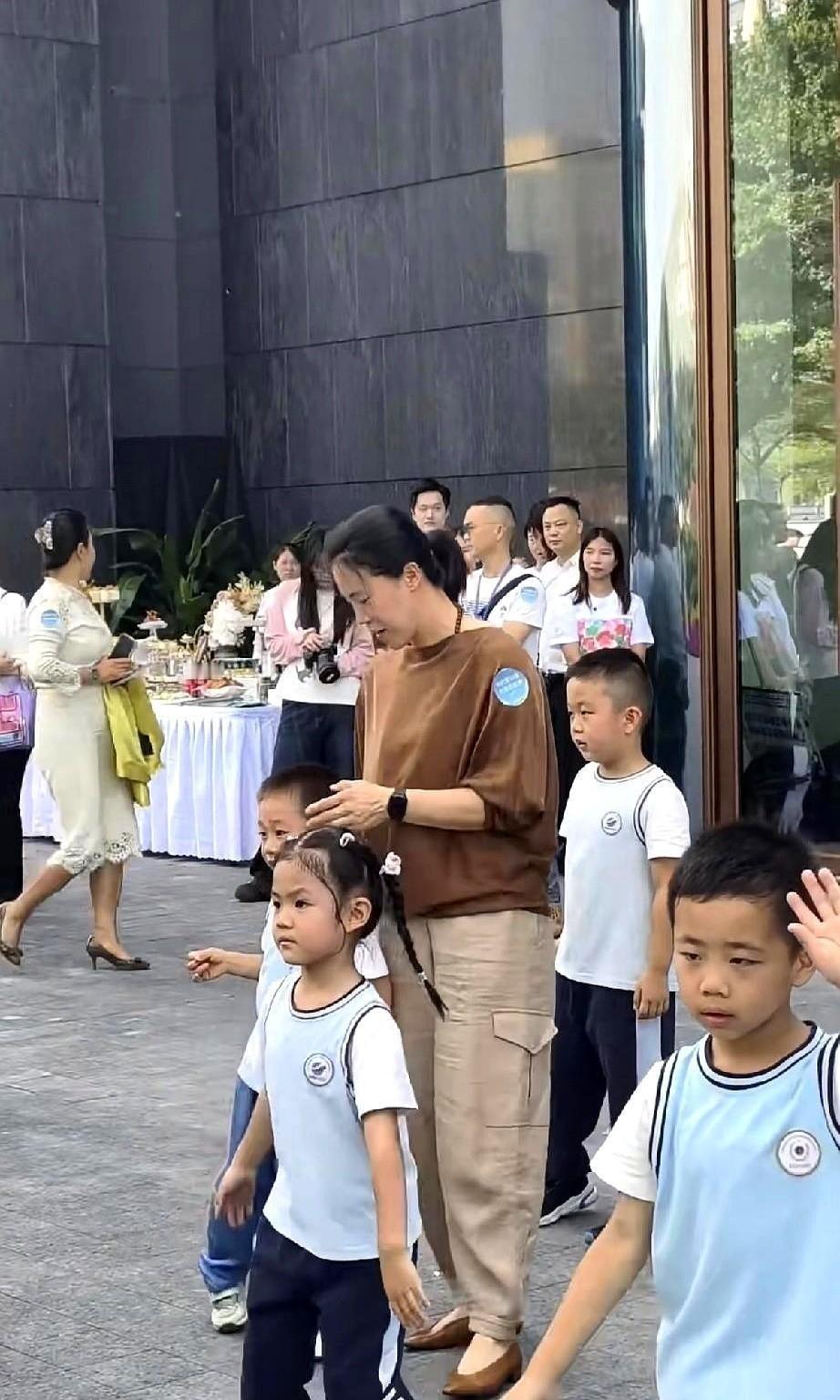 王楠最近出现在公众场合，那只绿色的镯子安静地扣在她手腕上，比活动上的名人面孔还扎