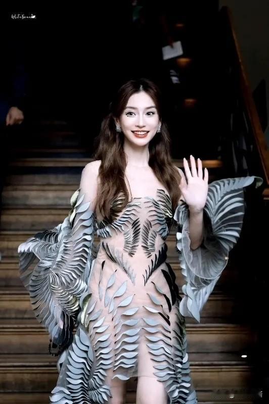 杨颖没法翻红，真的不怪黄晓明36岁的杨颖，高调参加巴黎时装秀，一身透视长裙，
